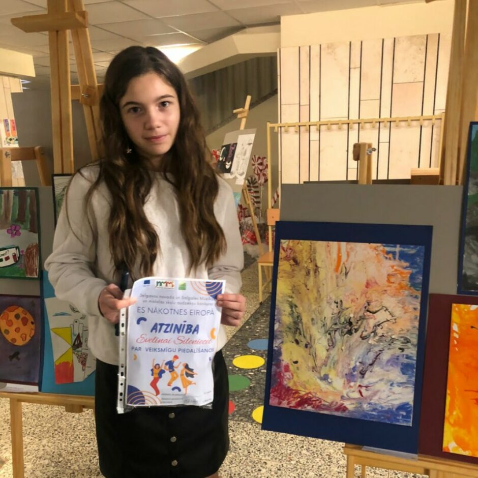 Audzēkne radošo darbu konkursa noslēguma pasākumā 