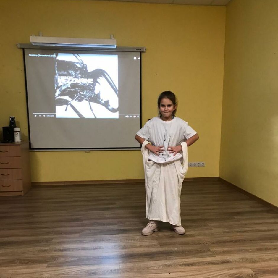 Vizuāli plastiskās mākslas programmas audzēkņu modes skate I semestra noslēguma pasākumā