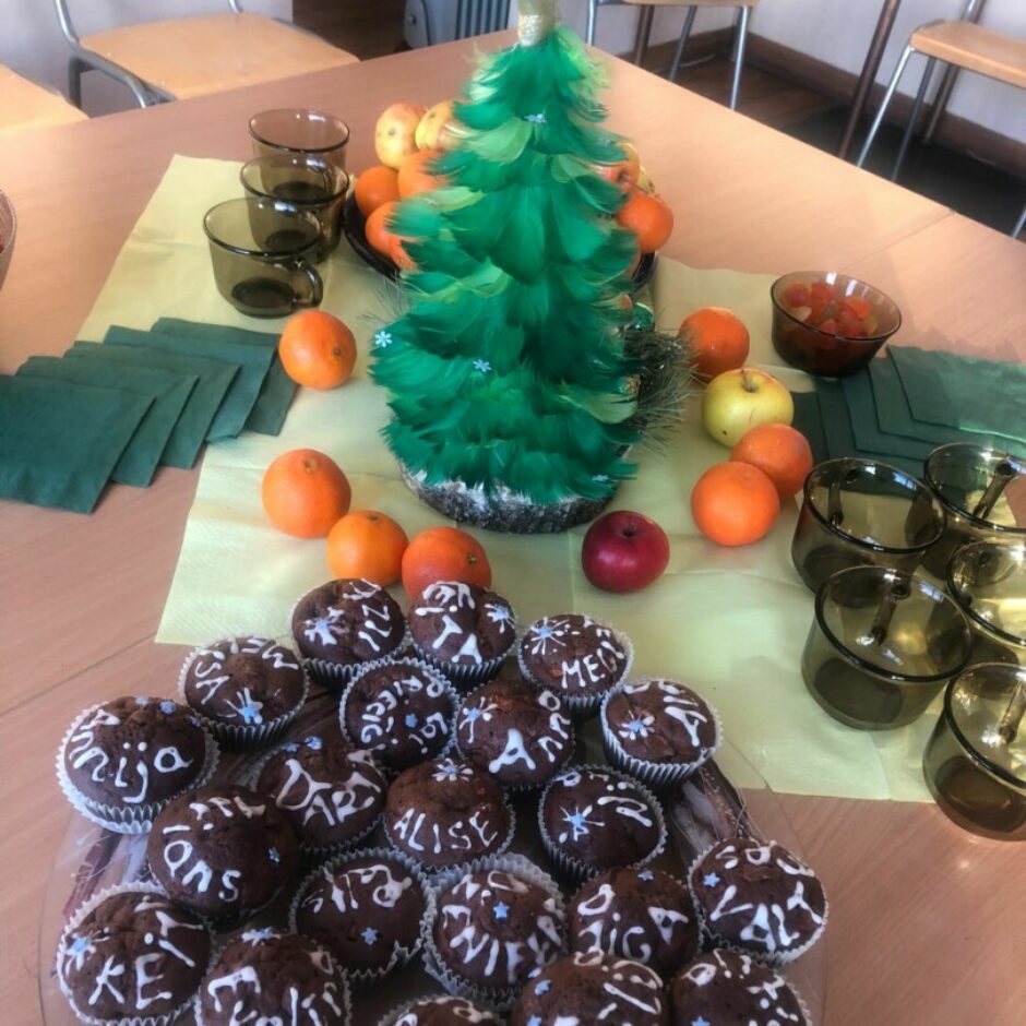 Vizuāli plastiskās mākslas programmas audzēkņu galds I semestra noslēguma pasākumā