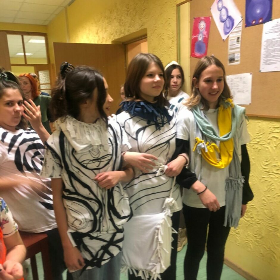 Vizuāli plastiskās mākslas programmas audzēkņu modes skate I semestra noslēguma pasākumā