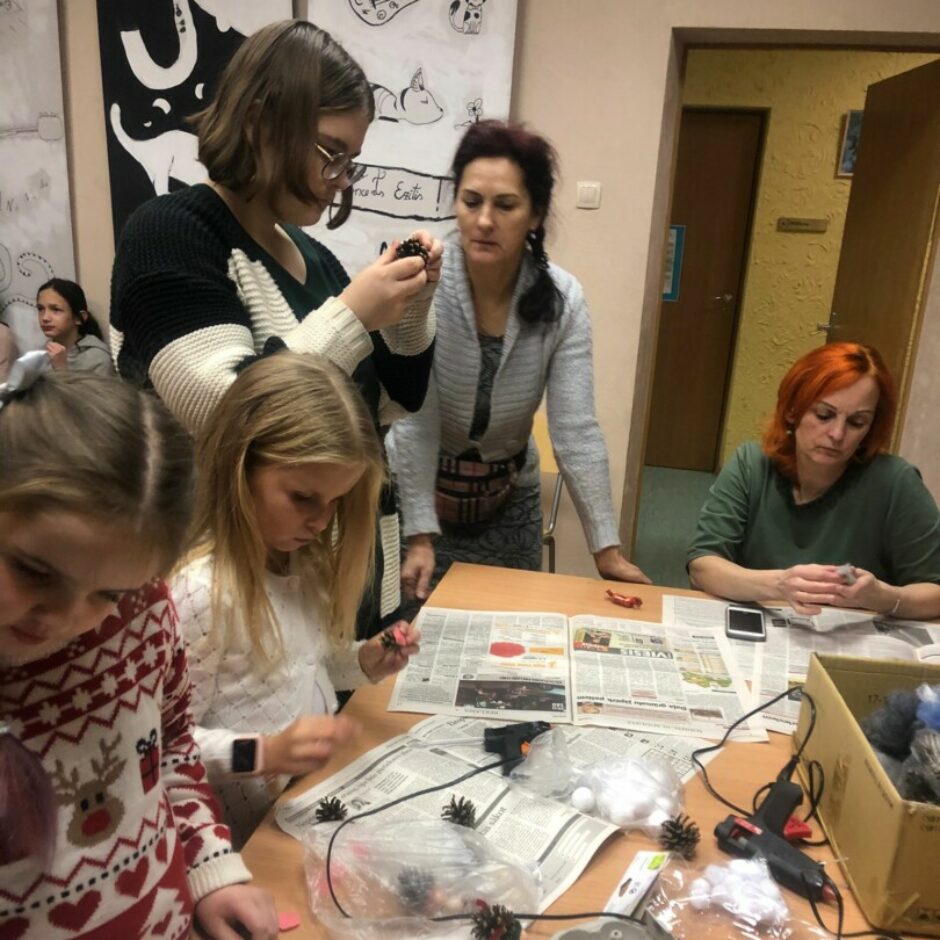 Vizuāli plastiskās mākslas programmas audzēkņi radošajās darbnīcās I semestra noslēguma pasākumā