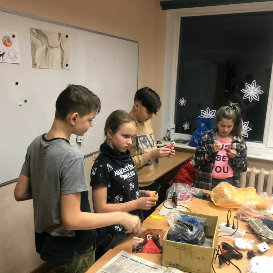 Vizuāli plastiskās mākslas programmas audzēkņi radošajās darbnīcās I semestra noslēguma pasākumā