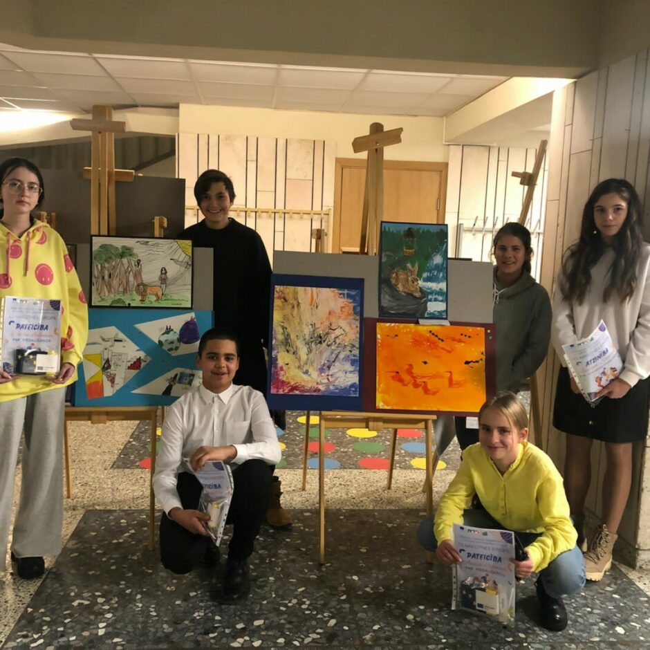 Audzēkņi radošo darbu konkursa noslēguma pasākumā 