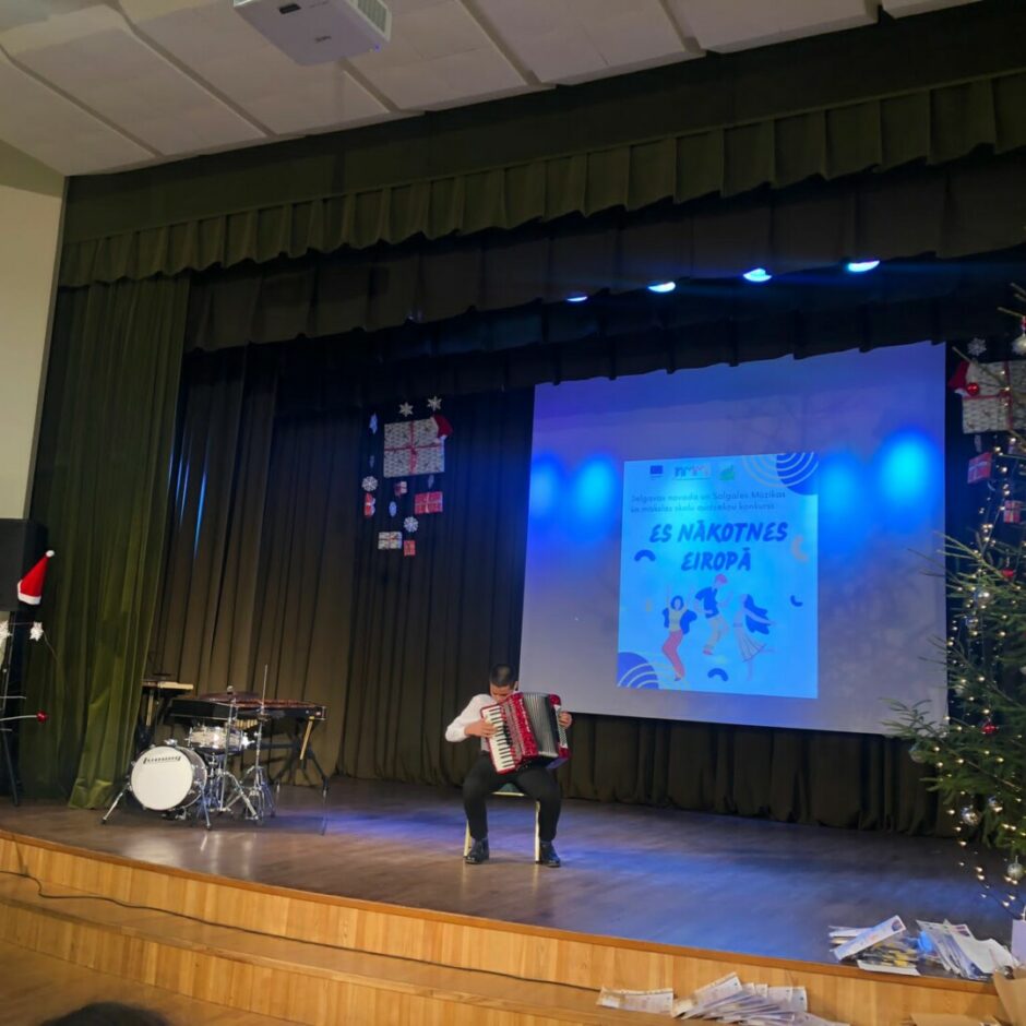 SMMS audzēknis spēlē akordeonu radošo darbu konkursa noslēguma pasākumā 