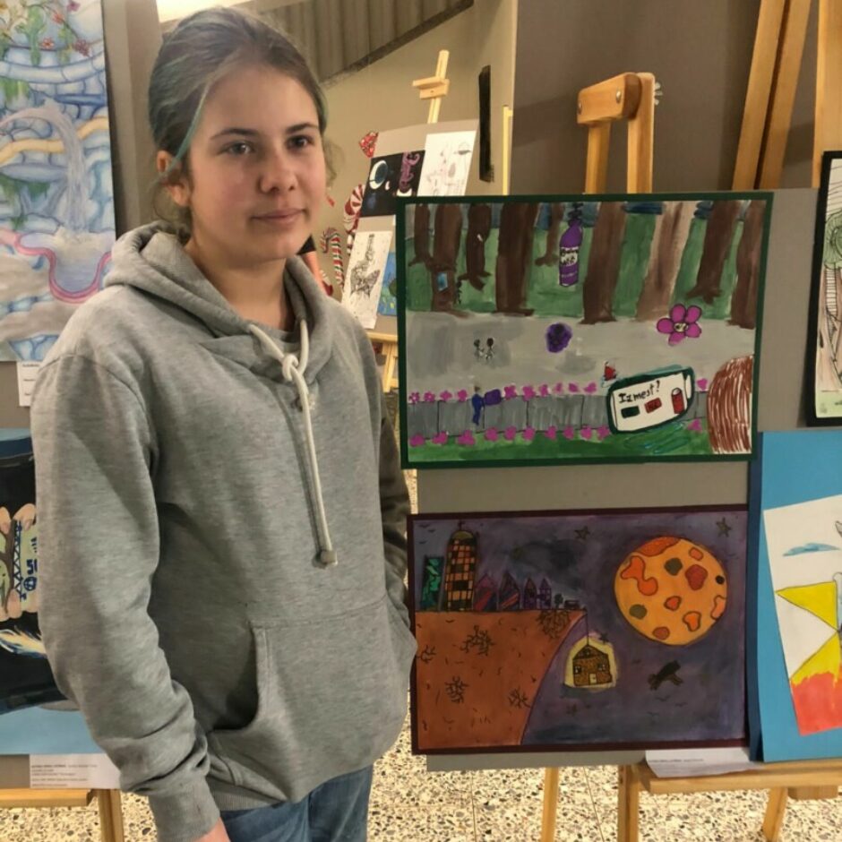 Audzēkne radošo darbu konkursa noslēguma pasākumā 