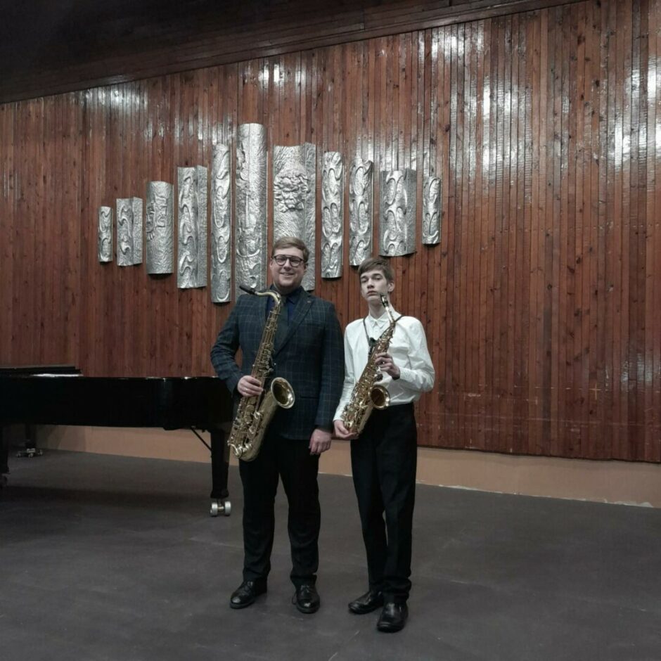 Saksofonu sadraudzības pasākumā Jelgavas Mūzikas vidusskolā pedagogs Artūrs Sebris un skolēns Ralfs Stundiņš