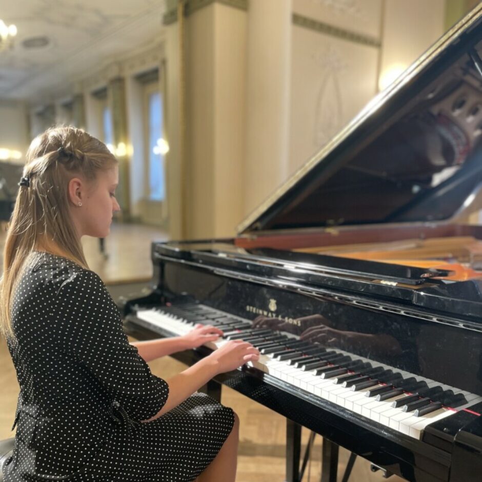 Konkursā Talatns Latvijai uzstājas Karlīna Kimberlija Ikše, spēlējot klavieres