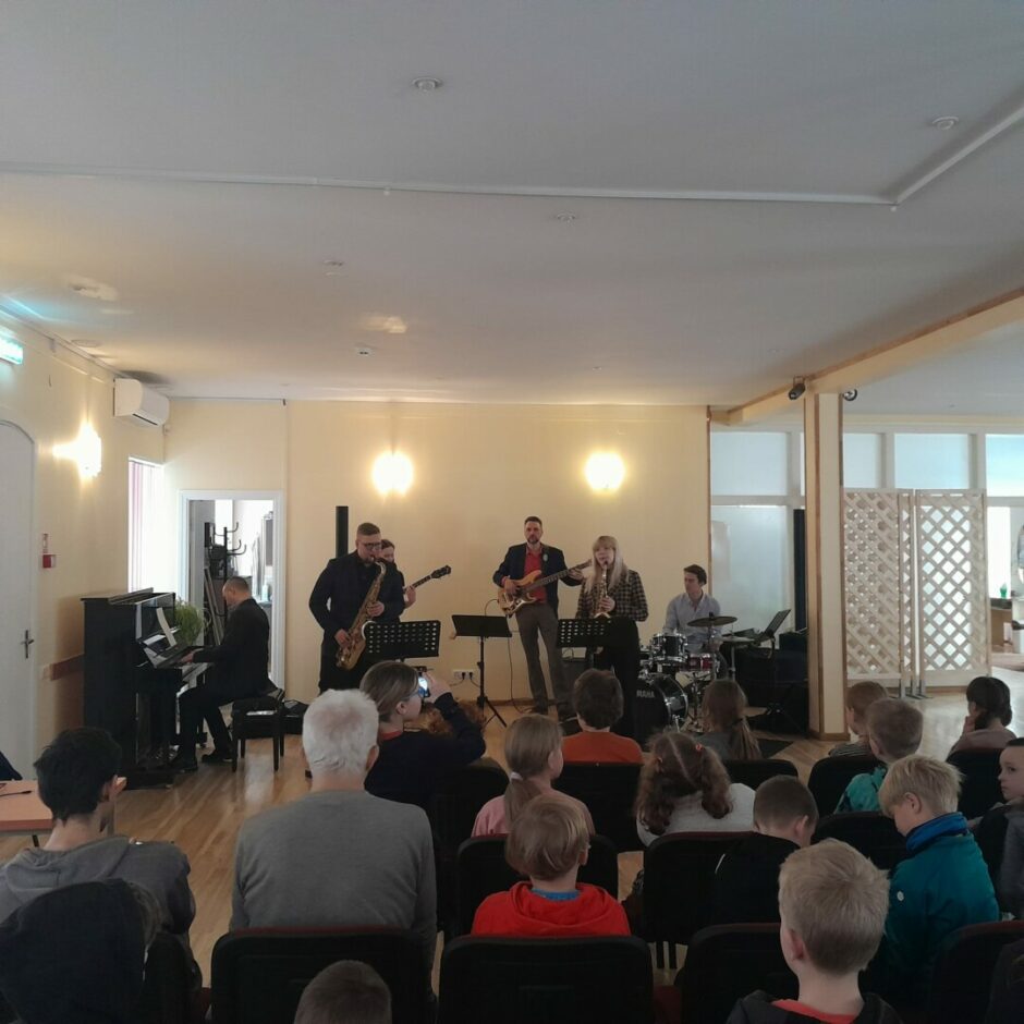 Jelgavas Mūzikas vidusskolas džeza nodaļas pedagogi uzstājas koncertā Staļģenē