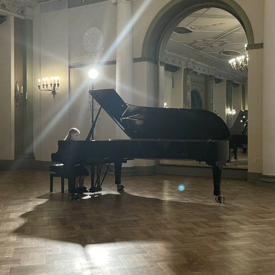 Konkursā Talatns Latvijai uzstājas Adele Kašmara, spēlējot klavieres