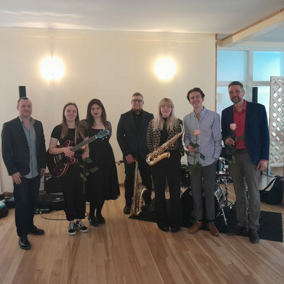 Jelgavas Mūzikas vidusskolas džeza nodaļas audzēkņu un pedagogu kopbilde koncertā Staļģenē