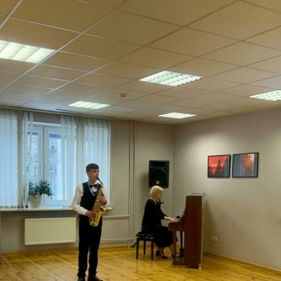 SMMS audzēknis spēlē saksofonu konkursā 