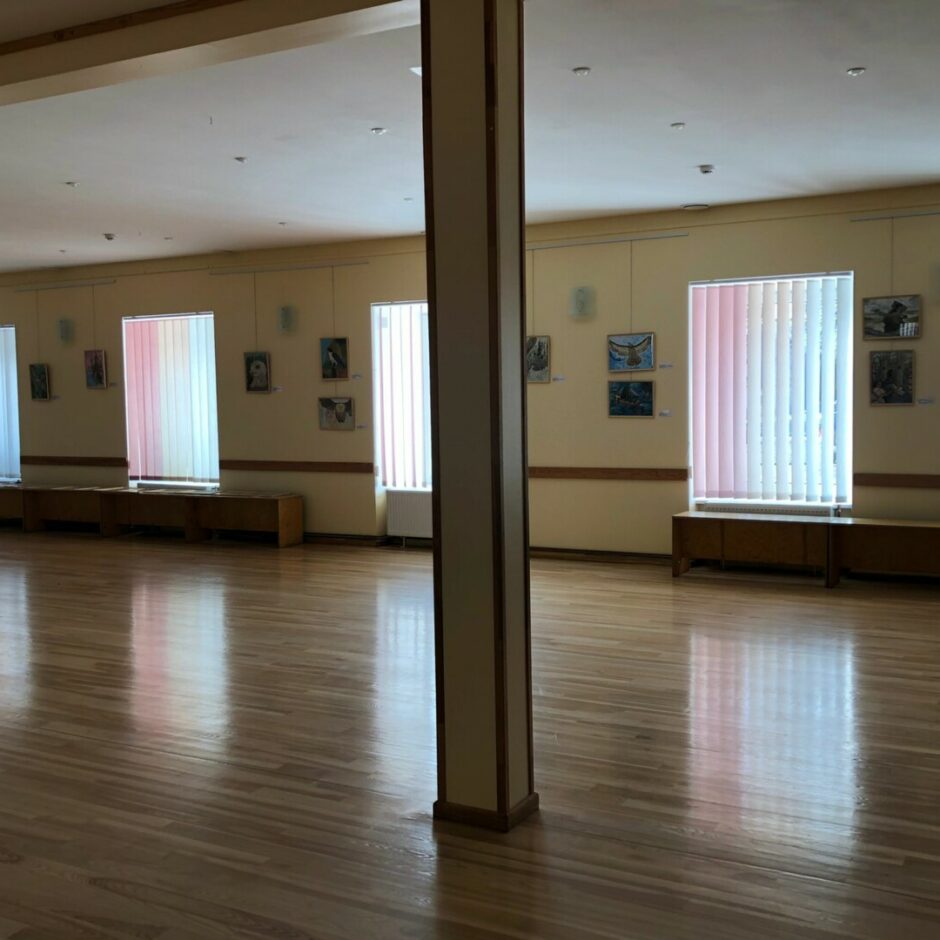 Gleznas izstādē Staļģenes kultūras centrā 