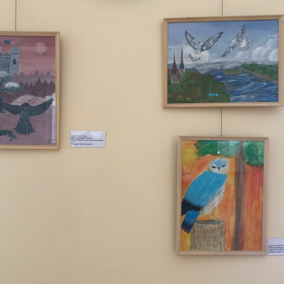 Gleznas izstādē Staļģenes kultūras centrā 