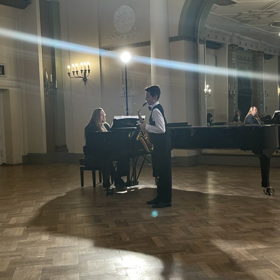 Konkursā Talatns Latvijai uzstājas Hasans Rauls Ģederts, spēlējot saksofonu