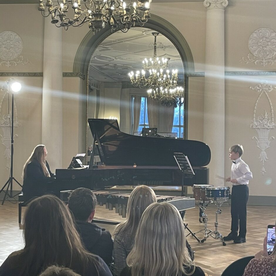 Konkursā Talatns Latvijai uzstājas Markuss Drupa, spēlējot sitaminstrumentus