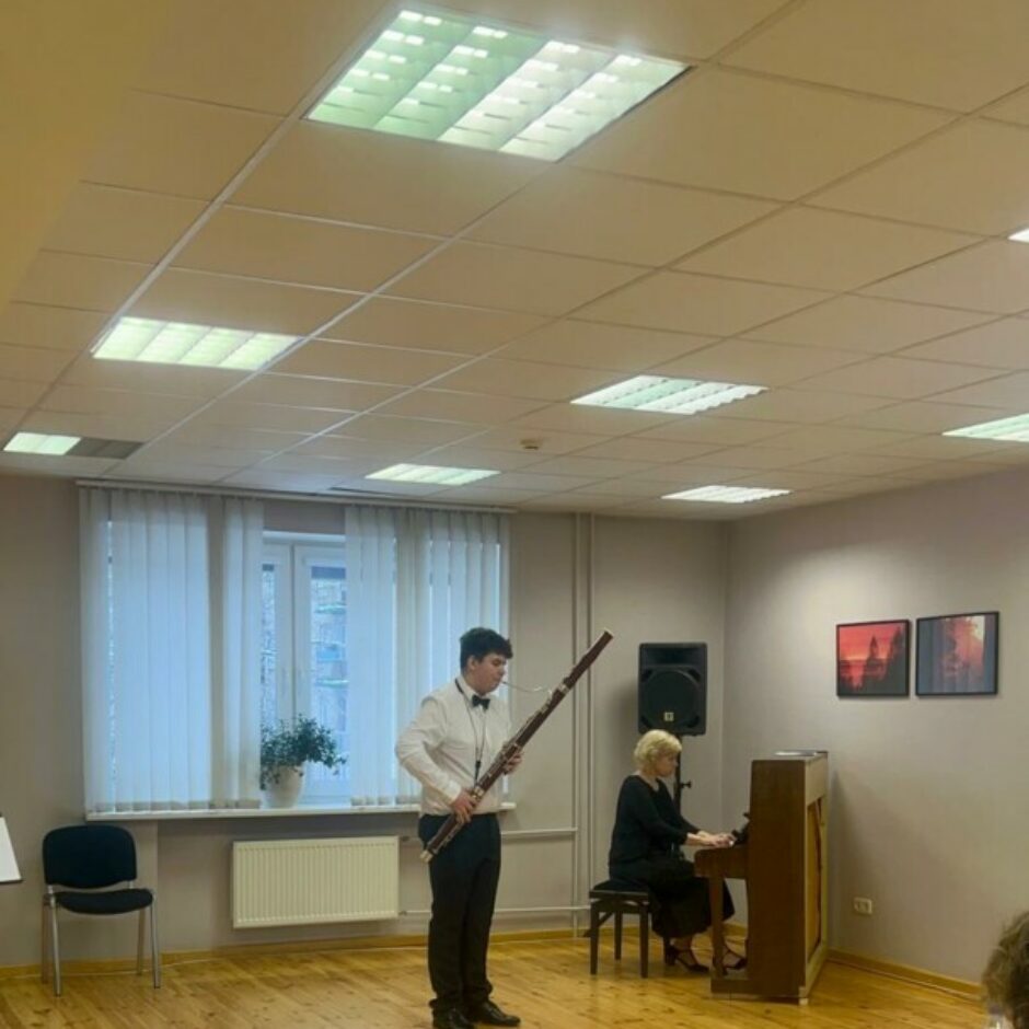 SMMS audzēknis spēlē fagotu konkursā 