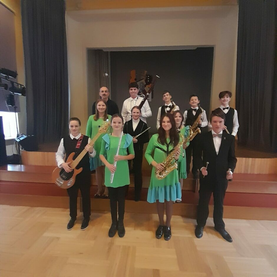 Orķestra kopbilde konkursā ar instrumentiem