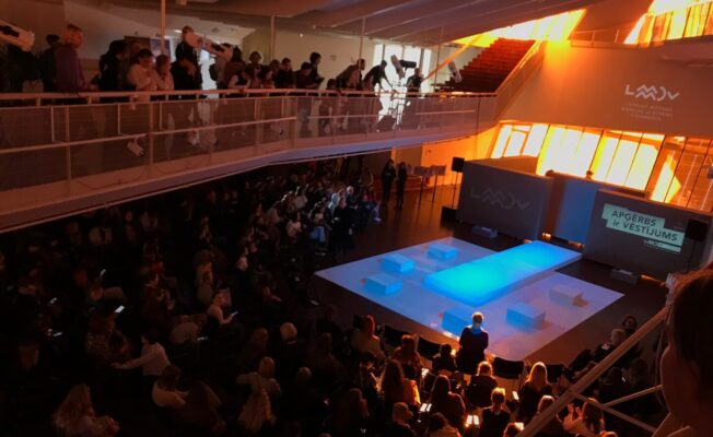 Vizuāli plastiskās mākslas programmas audzēkņu ekskursija uz Liepāju un Valsts konkursa noslēguma pasākumu. Attēlā noslēguma pasākuma skatuve.