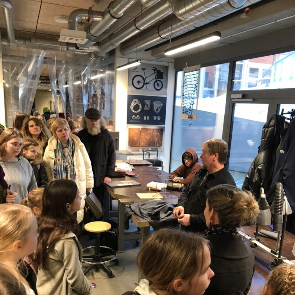 Vizuāli plastiskās mākslas programmas audzēkņu ekskursija uz Liepāju un Valsts konkursa noslēguma pasākumu. Attēlā mākslas audzēkņi darbnīcā.