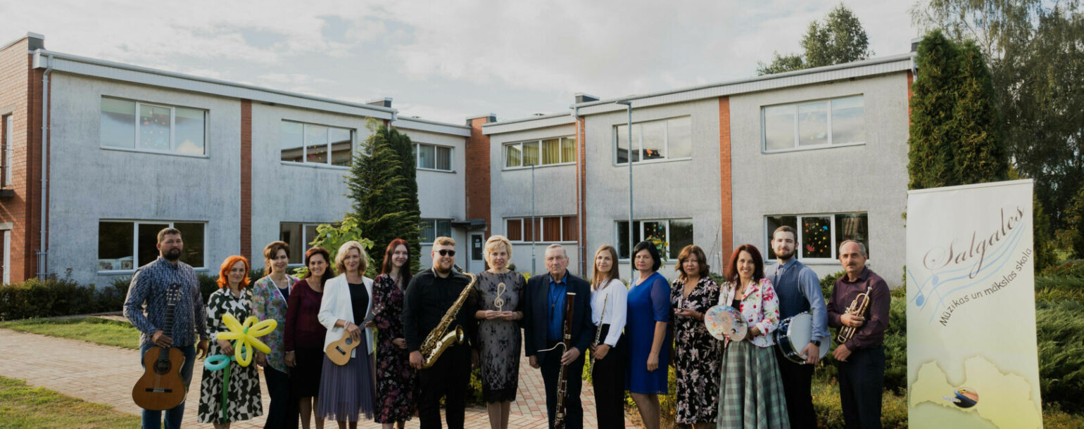 SMMS kolektīvs kopbildē