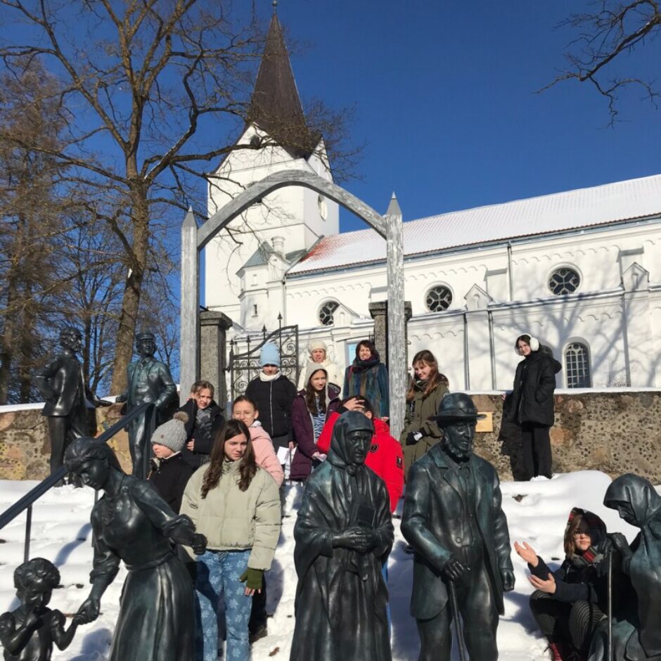 Vizuāli plastiskās mākslas programmas audzēkņu ekskursija uz Liepāju un Valsts konkursa noslēguma pasākumu. Attēlā audzēkņi ir Saldū pie baznīcas atveidojot J. Rozentāla gleznu.