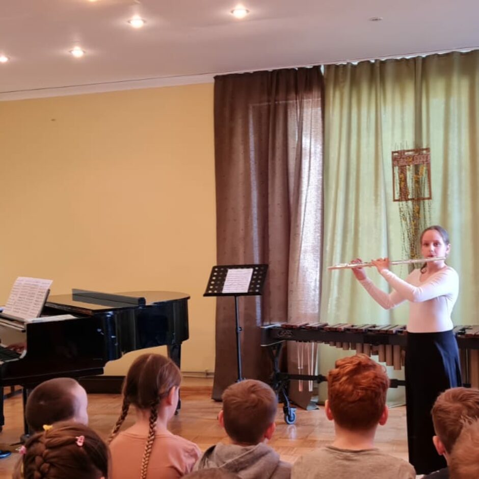 Atvērto durvju dienas koncertā uztājas meitene ar flautu