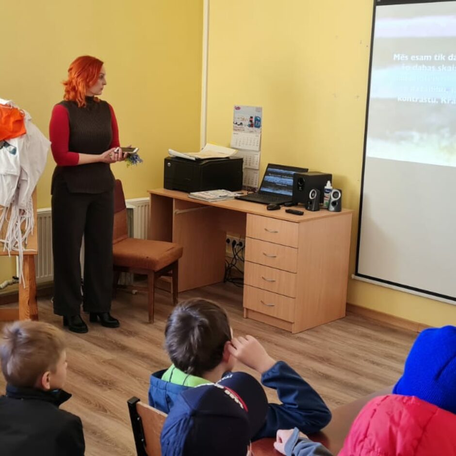 Atvērto durvju dienas dalībnieki skatās Vizuāli plastiskās mākslas programmas prezentāciju