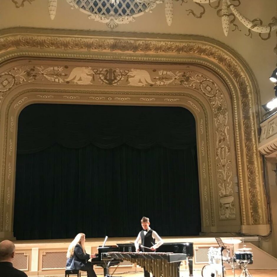 Matīss Ķincis spēlē marimbu konkursā 