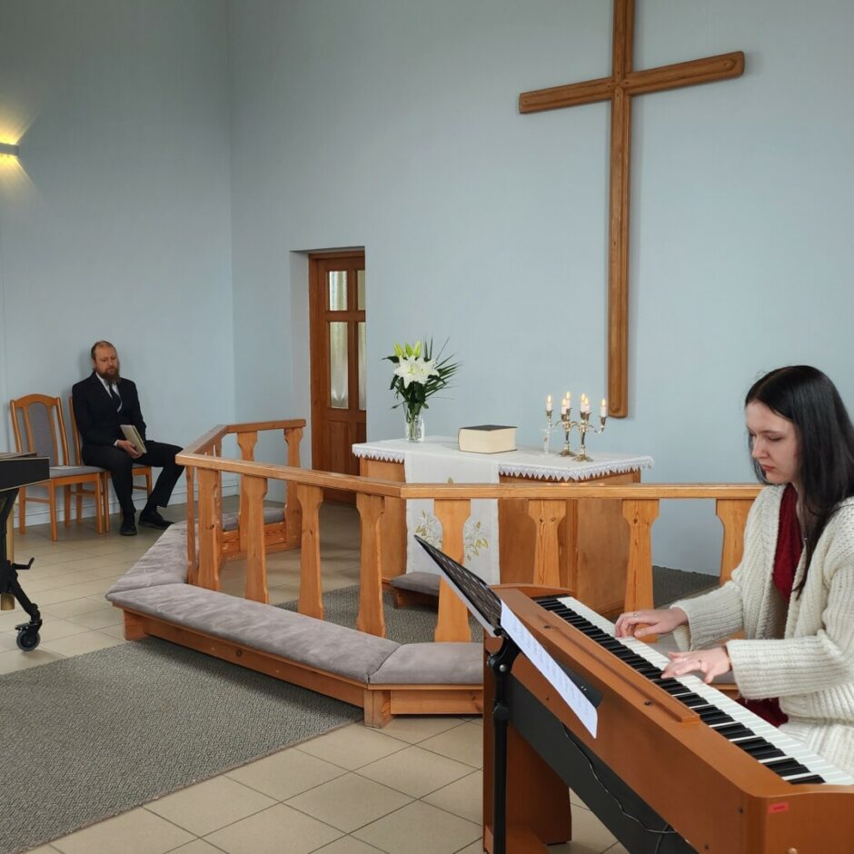 4. maija pasākumā Salgales baznīcā spēlē marimbu skolēns un koncertmeistare klavieres