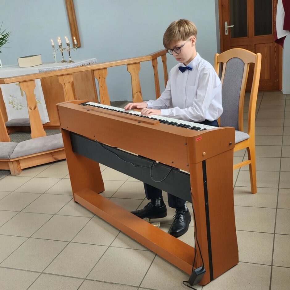 4. maija pasākumā Salgales baznīcā spēlē klavieres skolēns