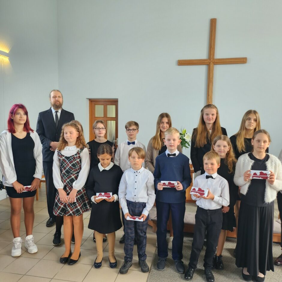 4. maija pasākumā Salgales baznīcā koncerta dalībnieku kopbilde