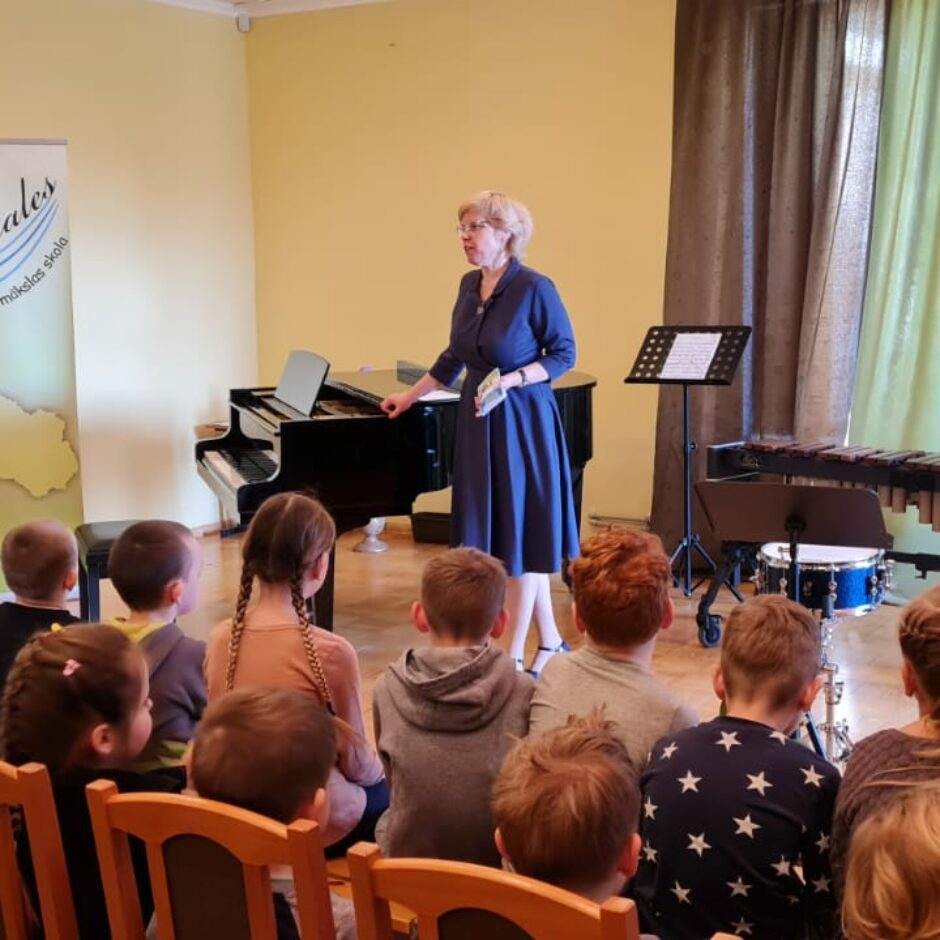 Atvērto durvju dienas koncertā uztājas direktore ar runu