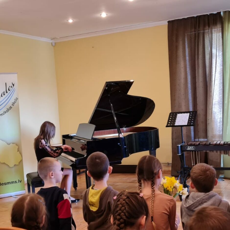 Atvērto durvju dienas koncertā uztājas meitene ar klavierēm