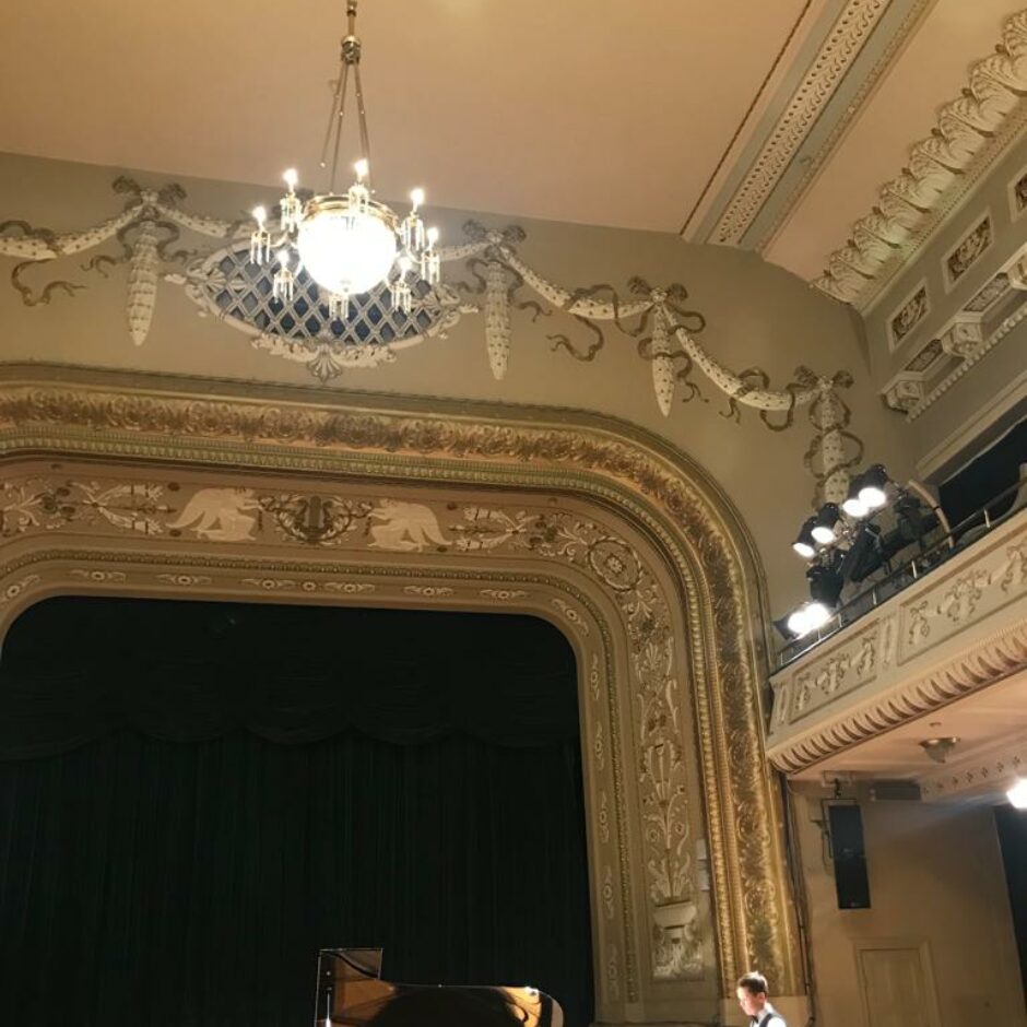 Matīss Ķincis spēlē drobeni konkursā 