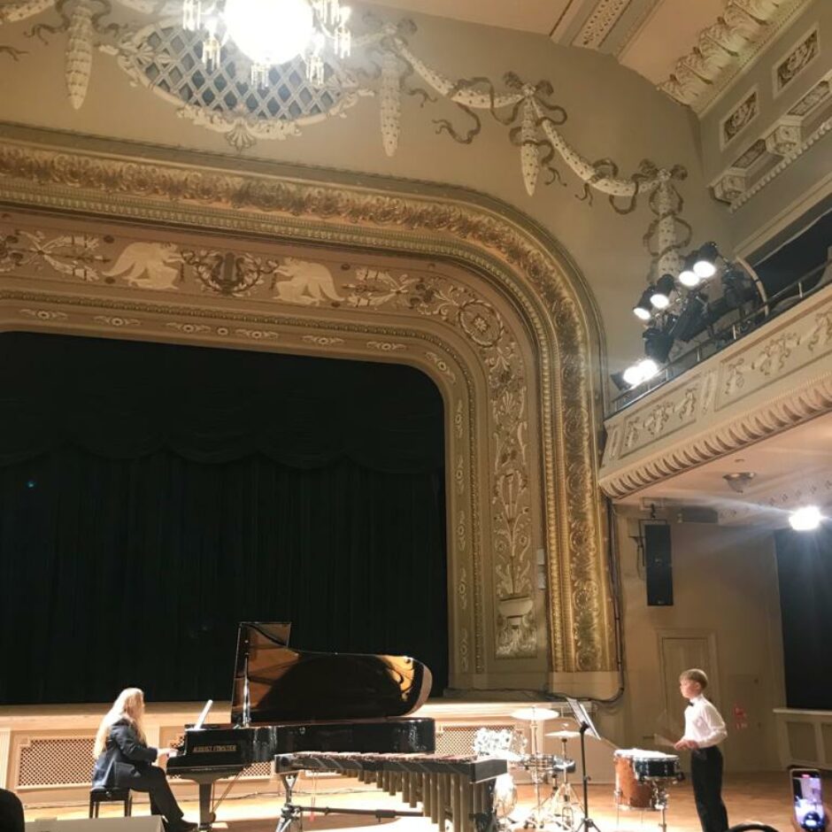 Markuss Drupa spēlē drobeni konkursā 