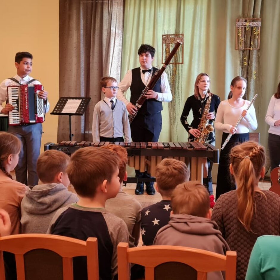 Atvērto durvju dienas koncerta uzstāšanās dalībnieki kopbildē ar instrumentiem