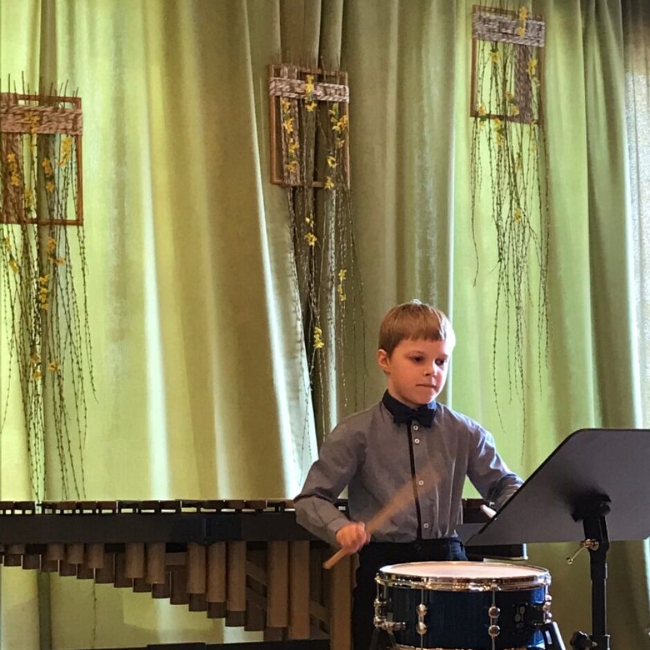 Atvērto durvju dienas koncertā uztājas pusis ar bungām