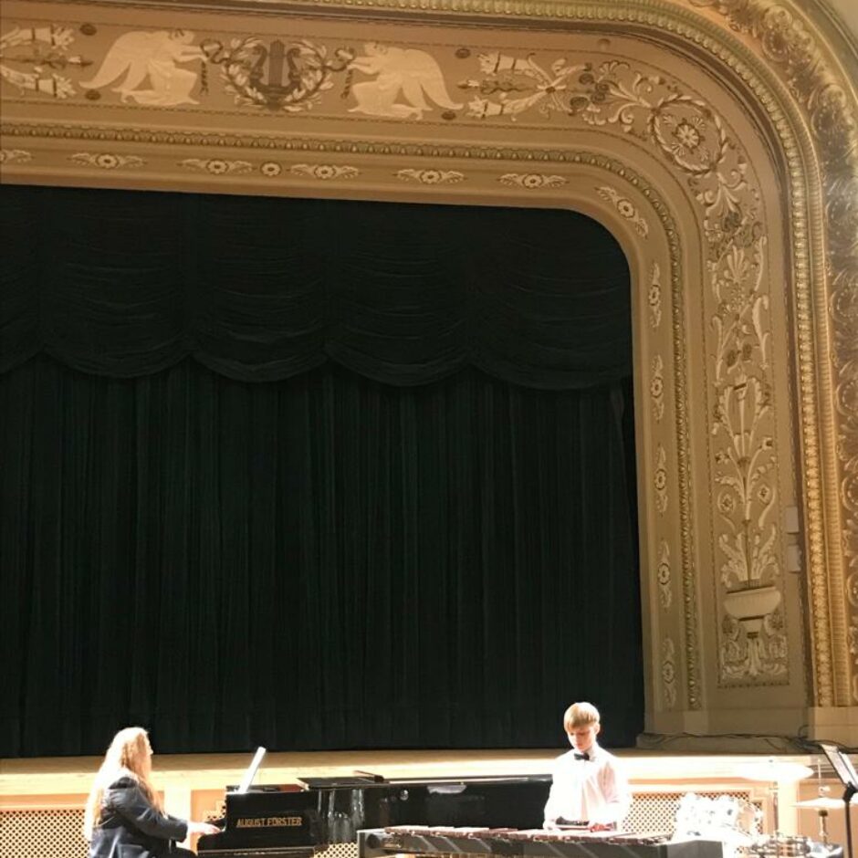 Markuss Drupa spēlē marimbu konkursā 