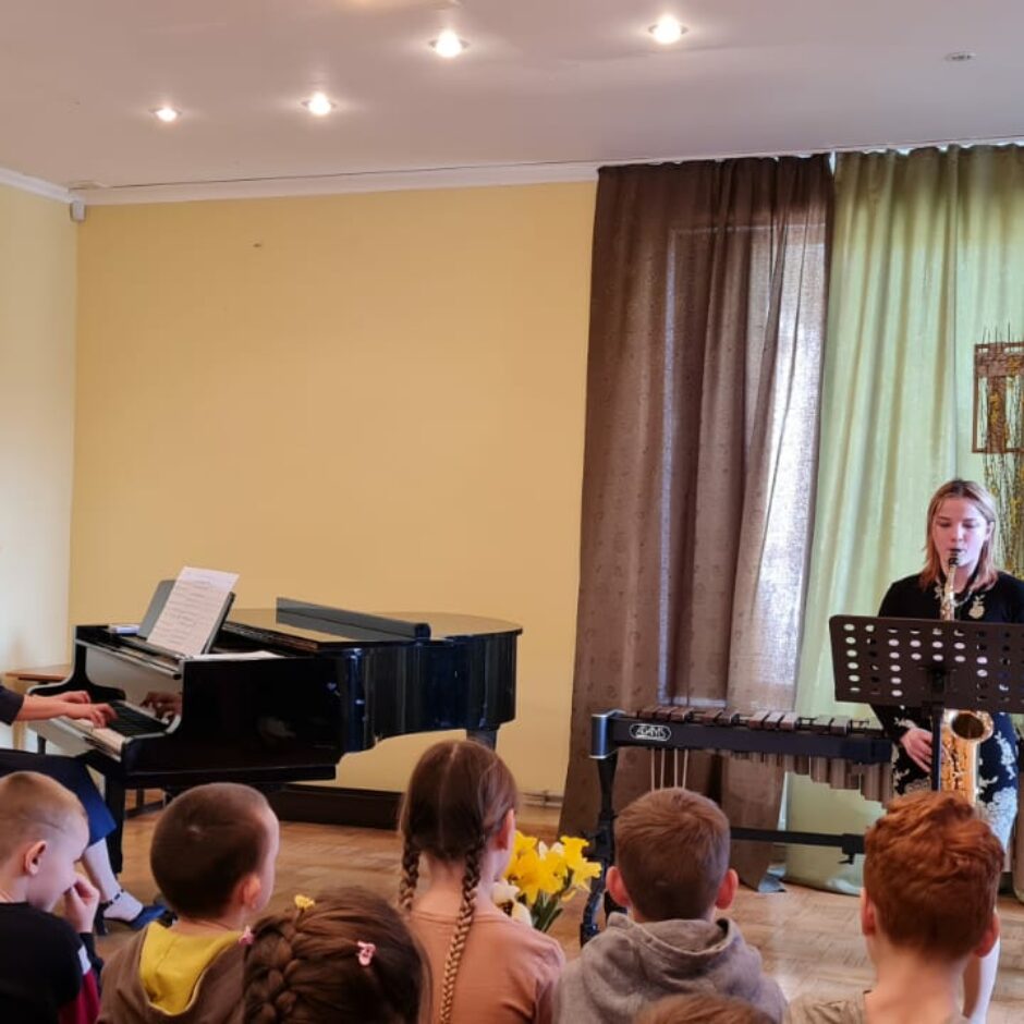 Atvērto durvju dienas koncertā uztājas meitene ar saksofonu