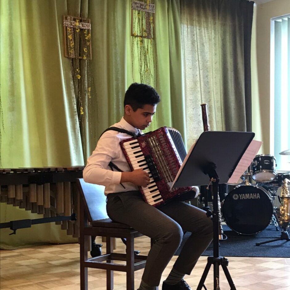 Atvērto durvju dienas koncertā uztājas puisis ar akordeonu