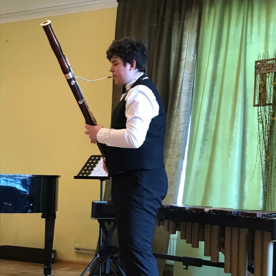 Atvērto durvju dienas koncertā uztājas puisis ar fagotu