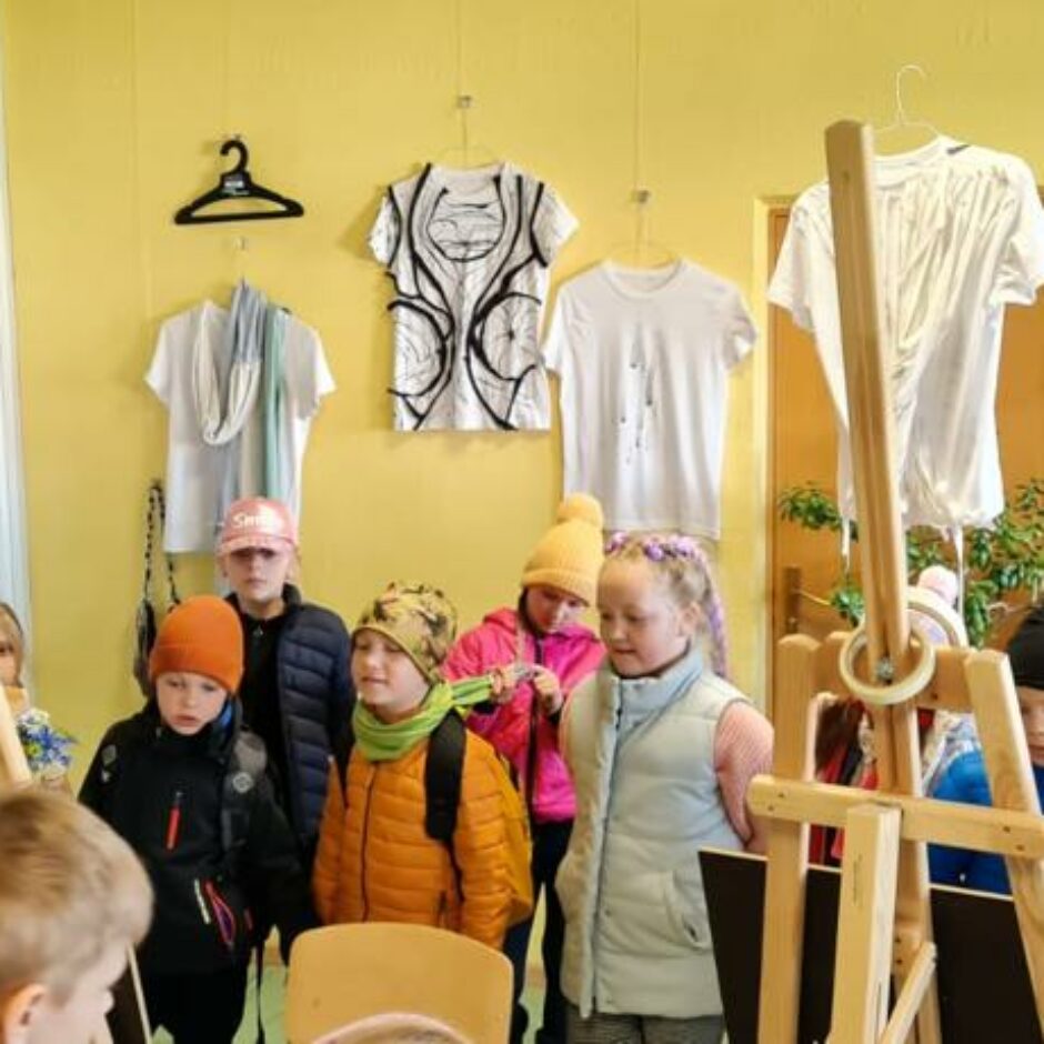 Atvērto durvju dienas dalībnieki mākslas skolas telpās, vēro izstādi