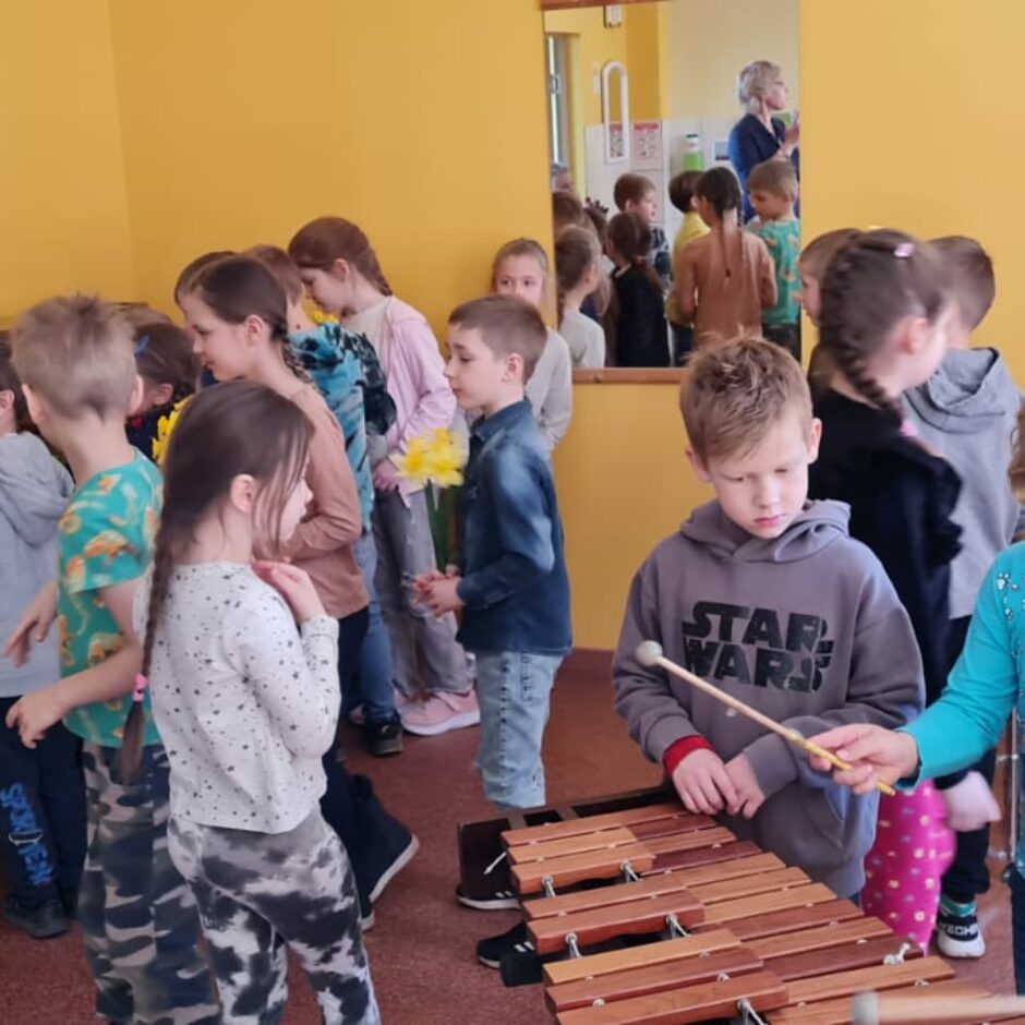 Atvērto durvju dienas dalībnieki Sitaminstrumentu spēles klasē izmēģina instrumentus