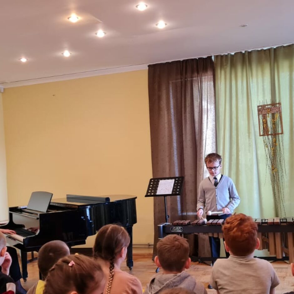 Atvērto durvju dienas koncertā uztājas puisis ar marimbu