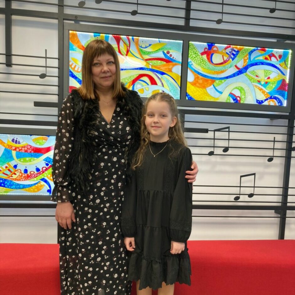 Adele Kašmara kopā ar skolotāju Initu Mangali konkursā