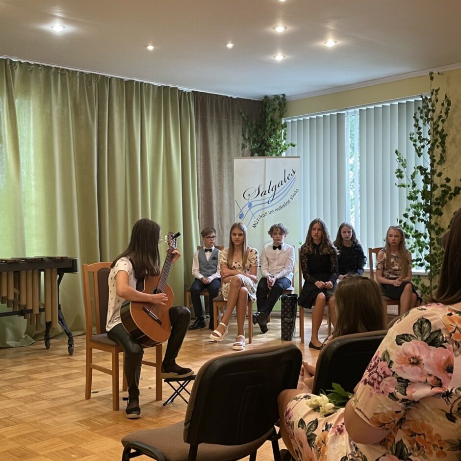 Ģitāras spēles absolvente uzstājas izlaidumā