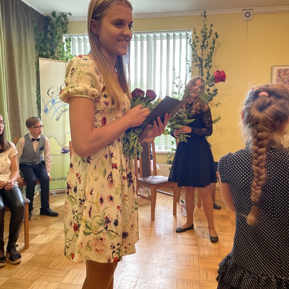 Dāvina ziedus klavierspēles absolventei izlaidumā