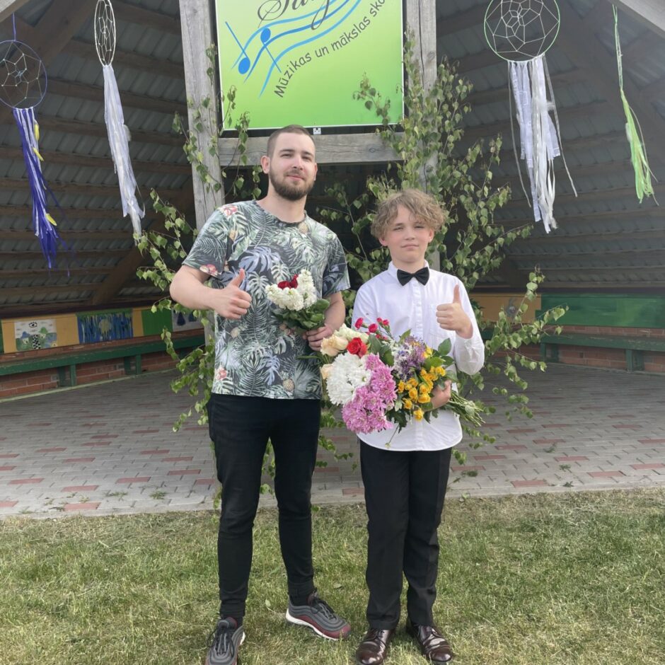 Sitaminstrumentu spēles pedagogs ar audzēkni izlaidumā