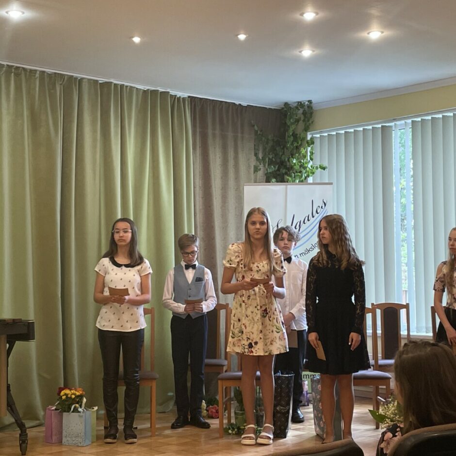 Absolventi pasakās pedagogiem izlaidumā