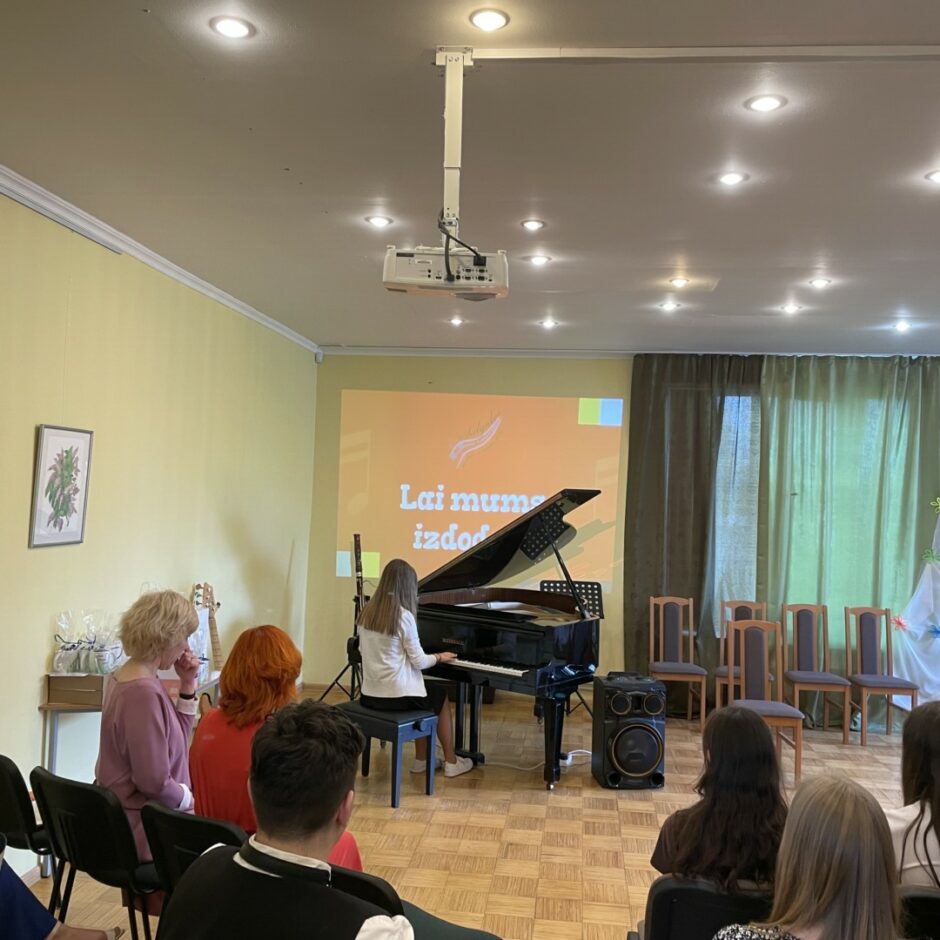 Ustājas klavierspēles absolvente SMMS mācību gada noslēguma koncertā